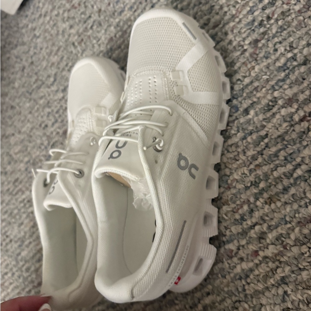 Brand new women’s size 8 ONcloud